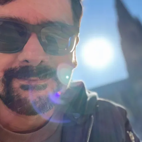 Tobsi, mit Sonnenbrille im Gegenlicht